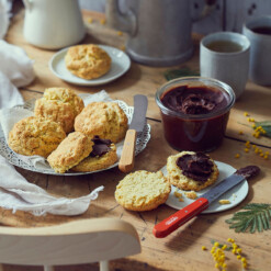 Alternative view of Opinel - Frühstücksmesser Buchenholz
